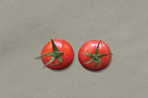 vue rapprochée des tomates rouges fraîches isolées sur la table de la cuisine. adapté à votre projet de conception alimentaire. photo