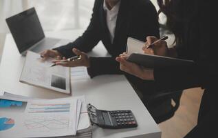 documents d'affaires, auditeur femme d'affaires vérifiant le document de recherche juridique préparer des documents ou un rapport pour analyse temps d'impôt, documents comptables données contrat partenaire traiter au bureau du lieu de travail photo