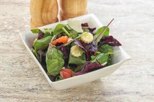 mélanger la salade avec le saumon, le maïs et la tomate photo