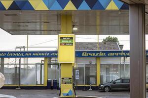 Masi Italie sept juin 2023 une véhicule avoir ravitaillé à une gaz station photo