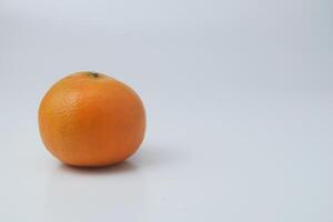photo de une pleinement rond Orange en utilisant une blanc Contexte