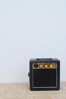 mini guitare amplificateur utilisé par nombreuses les musiciens dans Indonésie photo