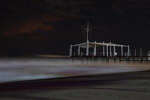 Dock dans orageux nuit photo