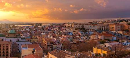 panorama grand angle du centre de la vieille ville de cagliari pendant le coucher du soleil, ciel dramatique au-dessus de la plus grande ville de sardaigne, italie photo