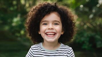 parfait des gamins sourire, content enfant avec magnifique blanc Lait dent photo