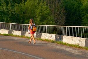 Jeune mignonne femelle voyageur avec sac à dos.femme dans rouge short photo