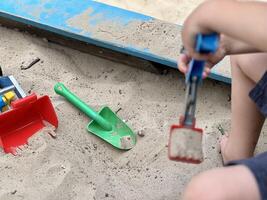 enfants en bois bac à sable avec divers jouets pour le jeu. été concept. photo