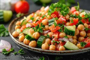 pois chiche salade avec tomates, concombre, persil, oignons dans une plaque, sélectif se concentrer. en bonne santé végétarien aliments. photo