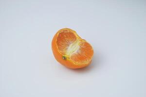 photo de une pelé Orange en utilisant une blanc Contexte