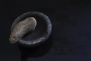 pierre mortier et pierre broyeur de Indonésie appelé Layah, ulégan ou cobek photo