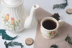 sucré thé avec une blanc tasse et théière avec céramique Matériel photo