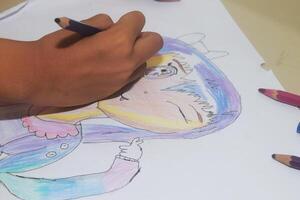 une petit enfant est dessin et coloration un travail fabriqué sur papier photo