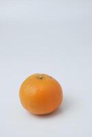 photo de une pleinement rond Orange en utilisant une blanc Contexte