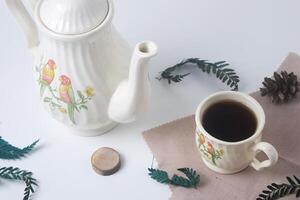 sucré thé avec une blanc tasse et théière avec céramique Matériel photo