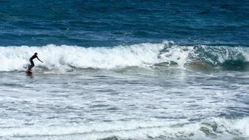 surf sur la plage de las canteras, dans la ville de las palmas photo