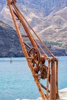 vieille grue dans le dock d'agaete photo