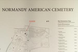 Aperçu carte et signe à américain cimetière à la Normandie zone. photo