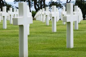 américain cimetière à la Normandie zone. vers le bas la tombe doubler. la Seconde Guerre mondiale Mémorial. photo