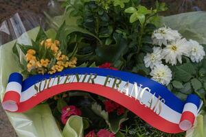 fleurs et ruban à américain cimetière à la Normandie zone. la Seconde Guerre mondiale Mémorial. photo