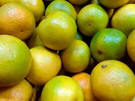 proche en haut pile de Orange des fruits sur marché stalle photo