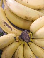 empiler grappes de Frais bananes sur marché étagère photo