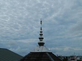 photo de le mosquée la tour pris de le Haut sol de une à plusieurs étages bâtiment. le mosquée la tour est utilisé comme une marqueur et aussi comme une haut-parleur