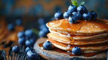 délicieux Crêpes avec Frais myrtilles et sirop sur en bois table photo