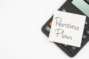 Pension plan Remarque papier avec calculatrice isolé sur blanc Contexte. pour retraite, Pension plan concept. dernier Date de travail. copie espace. photo