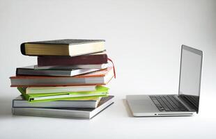 pile de livre et ordinateur portable photo