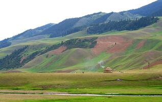 le kazakh habitation dans le montagnes yourte photo