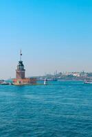 de jeune fille la tour alias kiz kulesi et paysage urbain de Istanbul sur le Contexte photo