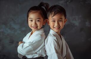 une garçon et une fille, tous les deux habillé dans martial les arts uniformes, entraine toi taekwondo, l'aïkido, ou ju-jitsu. . photo