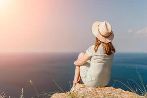 femme Voyage mer. content touristique dans chapeau prendre plaisir prise image en plein air pour souvenirs. femme voyageur posant sur le plage à mer entouré par volcanique montagnes, partage Voyage aventure périple photo