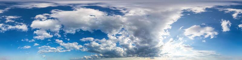 sans couture panorama de ciel avec bouffi cumulus des nuages dans sphérique équirectangulaire format avec Achevée zénith pour utilisation dans 3d graphique, Jeu et matériaux composites dans aérien drone 360 diplôme panoramas comme ciel dôme photo