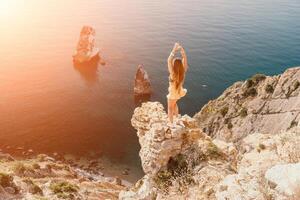 femme Voyage mer. content touristique prendre plaisir prise image en plein air pour souvenirs. femme voyageur regards à le bord de le falaise sur le mer baie de montagnes, partage Voyage aventure périple photo