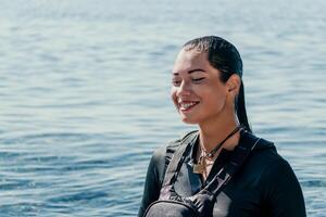 femme mer kayak. content souriant femme dans kayak sur océan, pagayer avec en bois rame. calme mer l'eau et horizon dans Contexte. actif mode de vie à mer. été vacances. photo