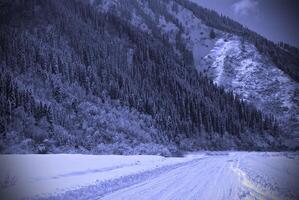 hiver route dans le montagnes photo