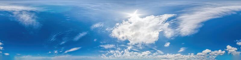 sans couture panorama de ciel avec lumière des nuages dans sphérique équirectangulaire format avec Achevée zénith pour utilisation dans 3d graphique, Jeu et pour matériaux composites dans aérien drone 360 diplôme panoramas comme une ciel dôme. photo