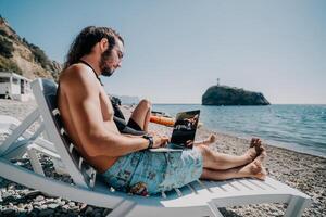 homme femme portable mer. travail à distance sur rivage. content réussi couple, pigistes travail sur mer plage, soulage stress de travail à restaurer la vie équilibre. free-lance, éloigné travail sur vacances photo