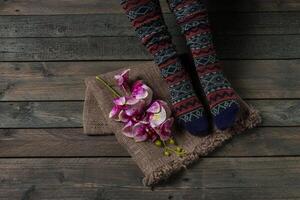 Couleur chaussettes sur une en bois sol photo