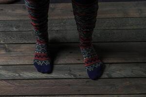 Couleur chaussettes sur une en bois sol photo