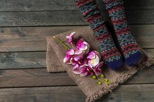 Couleur chaussettes sur une en bois sol photo