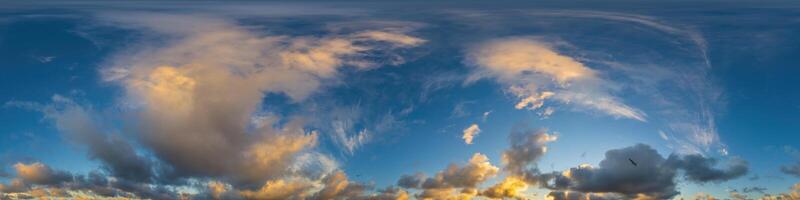 foncé bleu le coucher du soleil ciel panorama avec cumulus des nuages. sans couture hdr pano dans sphérique équirectangulaire format. Achevée zénith pour 3d visualisation, Jeu et ciel remplacement pour aérien drone 360 panoramas. photo