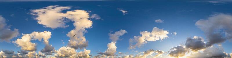 foncé bleu le coucher du soleil ciel panorama avec cumulus des nuages. sans couture hdr pano dans sphérique équirectangulaire format. Achevée zénith pour 3d visualisation, Jeu et ciel remplacement pour aérien drone 360 panoramas. photo