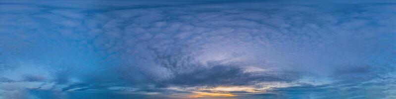 360 panorama de foncé bleu le coucher du soleil ciel avec cirrocumulus des nuages sans couture hdr sphérique équirectangulaire format avec Achevée zénith pour utilisation dans 3d, Jeu et pour matériaux composites dans aérien drone pano comme ciel dôme photo