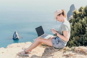 femme mer portable. affaires femme, pigiste avec portable travail plus de bleu mer plage. content souriant fille soulage stress de travail. free-lance, éloigné travail sur vacances, numérique nomade, Voyage concept photo