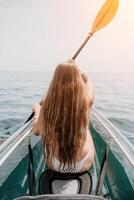 femme dans kayak retour voir. content Jeune femme avec longue cheveux flottant dans transparent kayak sur le cristal clair mer. été vacances vacances et de bonne humeur femelle gens relaxant ayant amusement sur le bateau photo