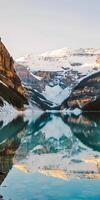 enneigé Montagne réflexion dans calme Lac photo