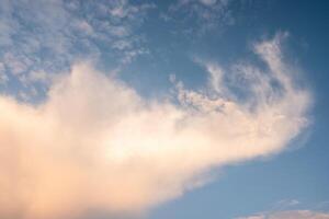l'éléphant forme des nuages sur bleu ciel Contexte. blanc nuage Regardez comme le éléphant, dans le bleu ciel photo