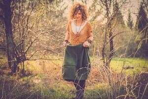 mode coup de une magnifique boho style fille sur la nature Contexte. bohème, hippie. photo